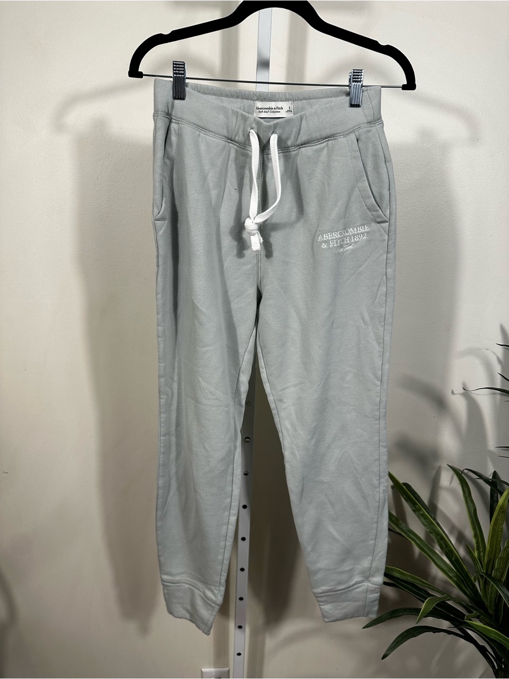 T457. Abercrombie & Fitch women’s mint Jogger Sweatpants
